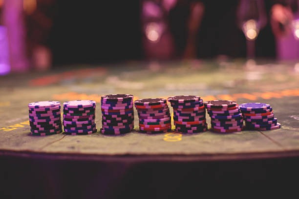 emasslot live-dealer blackjack table with multiple players and real dealer